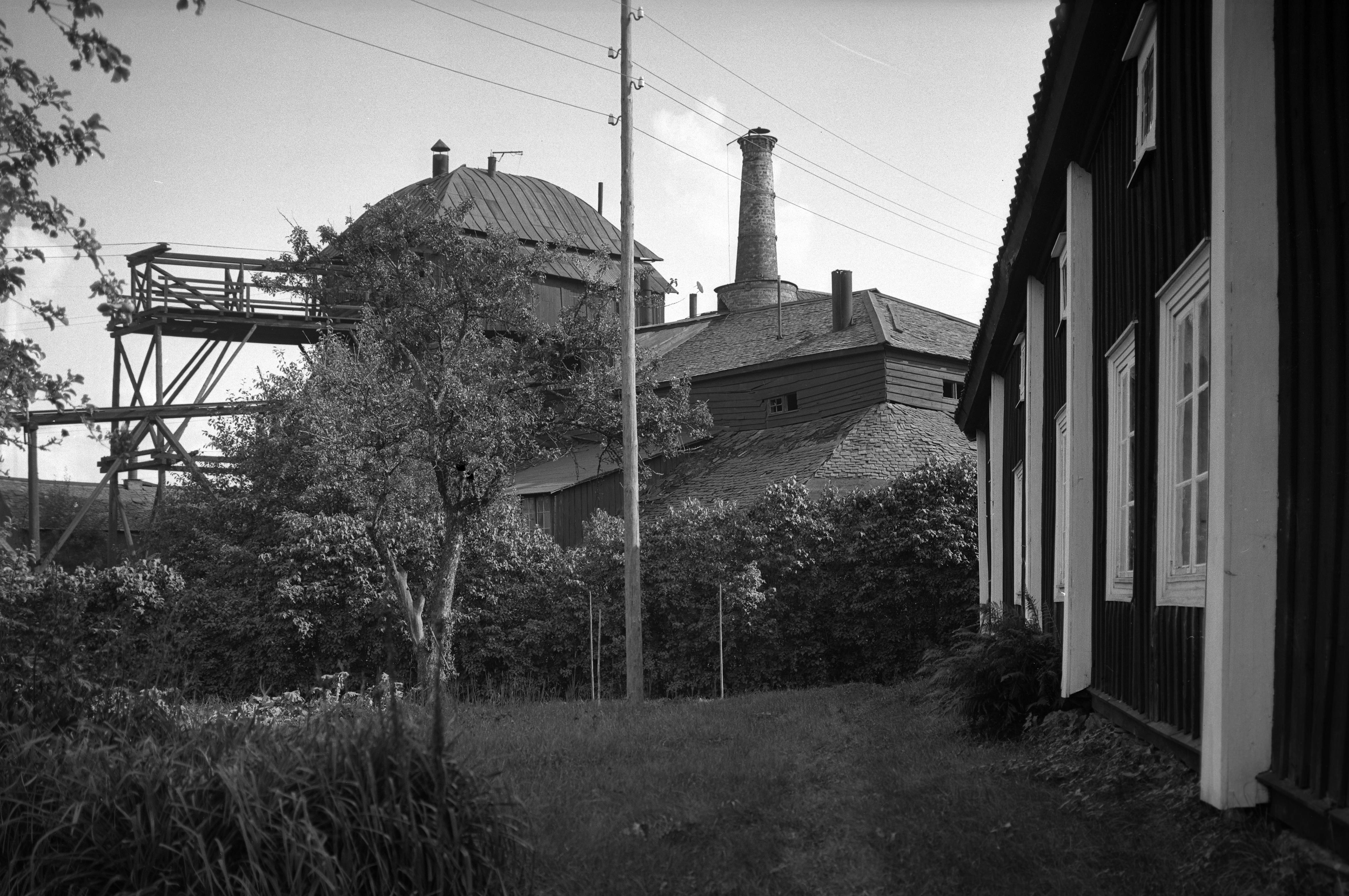 Mårten Sjöbeck, Gamla Pershyttan, Domargården med träkolshyttan i bakgrunden