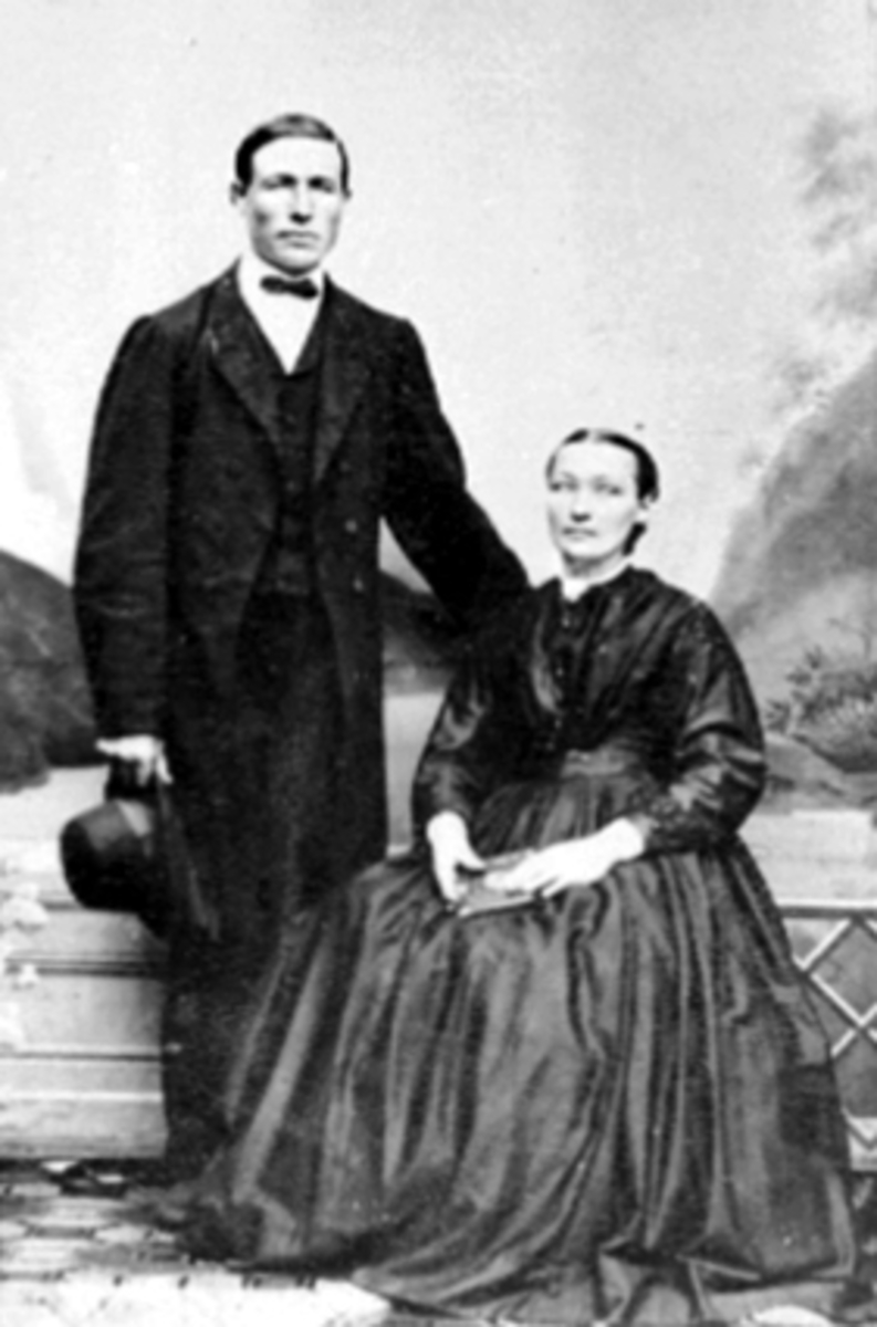 Anno Domkirkeodden, Portrett, Johanne Knudsen, Knut Knudsen (senere Knutsen) kommentar: Johanne var født Johanne Simensdatter Holte; Knut var født Ramseth men tok "Knutsen" eller "Knudsen" troligvis da han gikk inn i militæret. Han var den yngste i familien Ramseth, der omtrent halvparten utvandret. Karen Ramseth som …