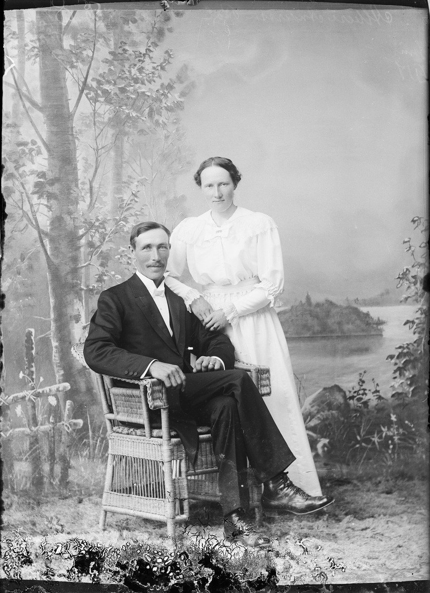 Skötsner-Edhlund, Ateljé portrait - Albert Andersson with wife, from Bol, Valö socken, Uppland 1917