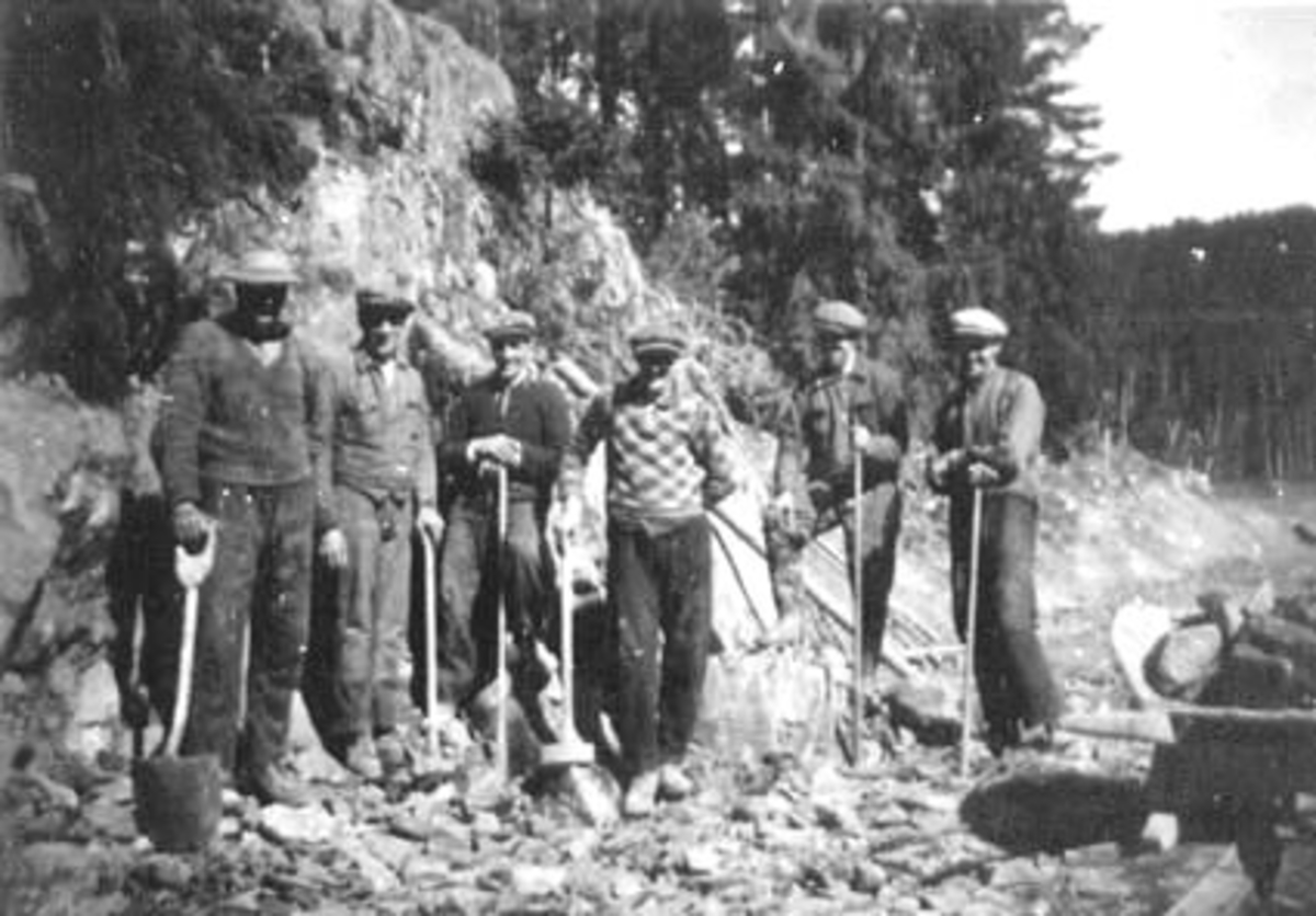 Anno Domkirkeodden, GRUPPE: 6 MENN MED SPADER, SPETT, SLEGGE, VEGARBEID, FLØTBAKKVEGEN, STANGE ALLMENNING, FRA VENSTRE: ALM, ERIK, EMILSEN, EINAR, SVEEN, SIGURD, ANTONSEN, ALF, PEDERSEN, HANS, BERG, PETTER
