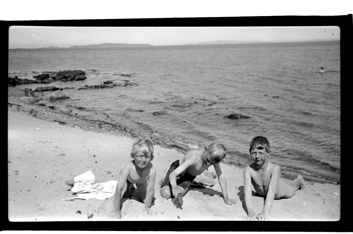 Rolf Sr. Sundt, Tre gutter på sandstrand. Fra venstre brødrene Rolf Jr. og Julius Sundt samt deres fetter Caspar Ferslew. Fotografert 1925.