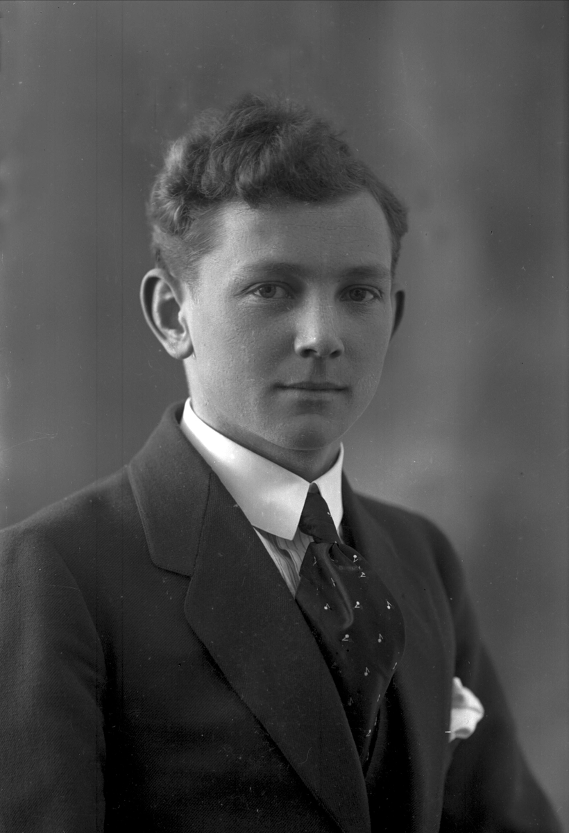 Gustav Borgen, Portrett, Asbjørn Reidar Romsaas, født 15. september 1897 i Drøbak, død 11. juli 1918 i Kristiania av "Spanskesyken". Fotografert 1917. Han var nr. 4 av 5 barn til Peder Gulbrandsen Romsaas og Josefine Amalie Romsaas.