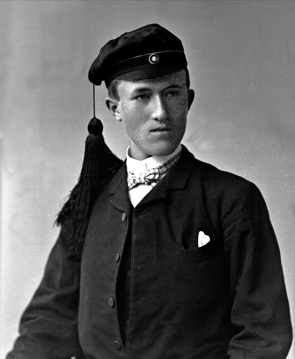 Gustav Borgen, Portrett, mann med studentlue. Finn Abrahamsen.
