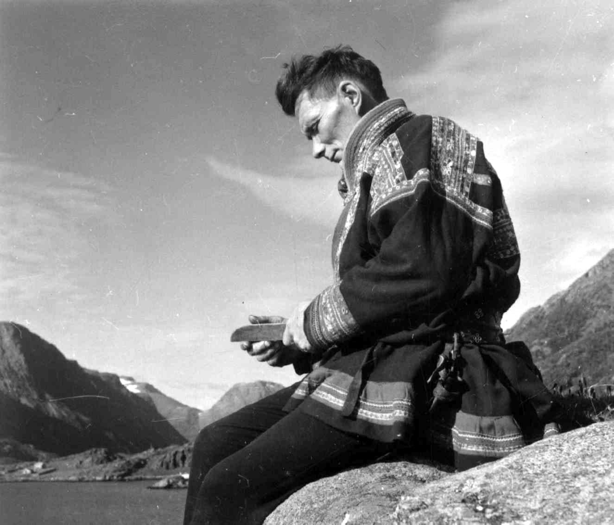 Virginia Raymond Davidson, Nils Aslak Sara i kautokeino-drakt sitter på fjellet. Finnmark 1958.