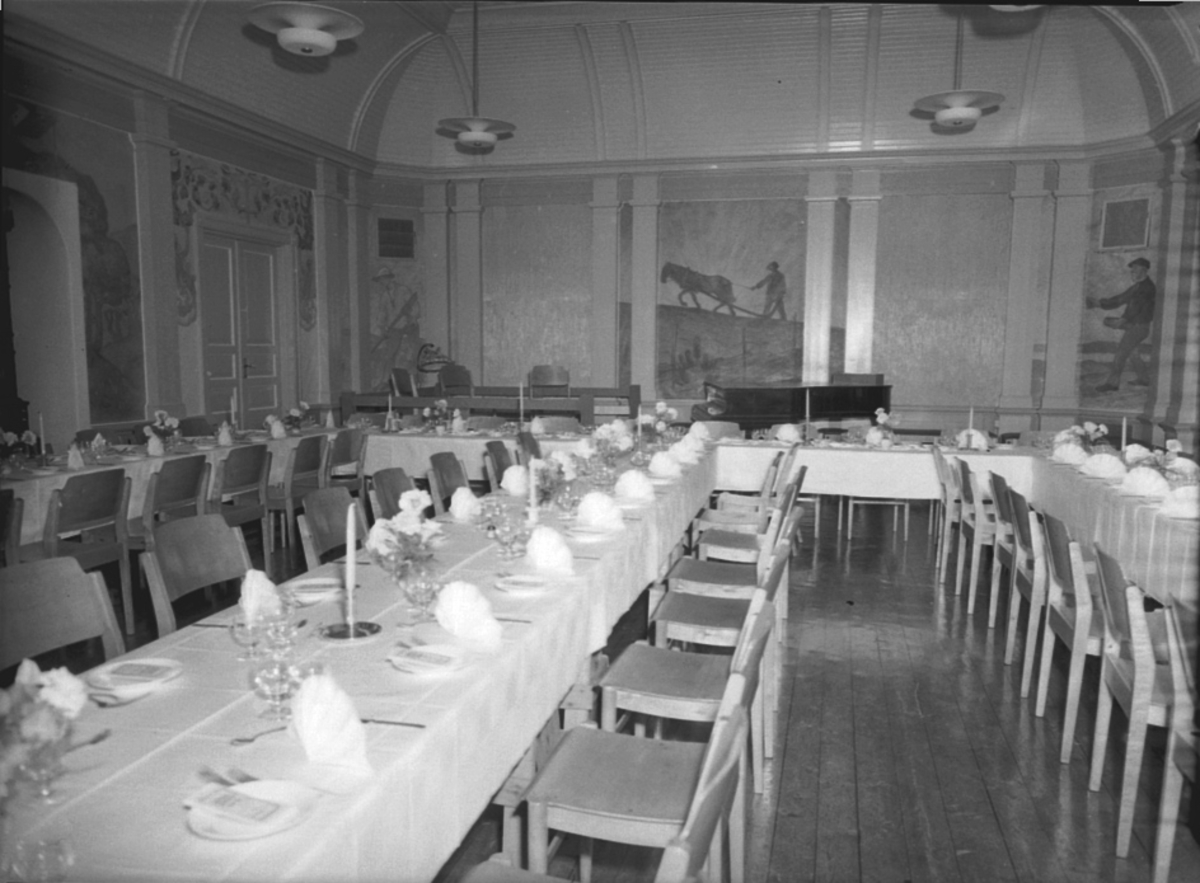 Anno Domkirkeodden, INTERIØR: TINGVOLD, DEKKET LANGBORD, SAL