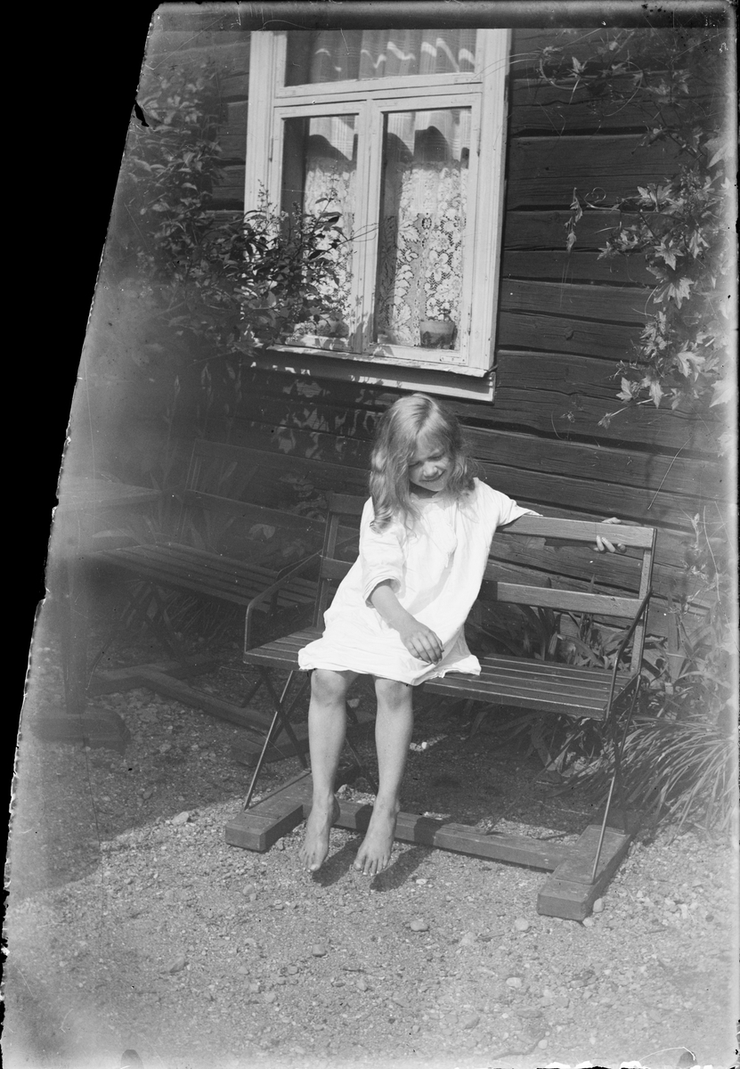 Skötsner-Edhlund, Tyra Edhlund sitter på en bänk, Östhammar, Uppland