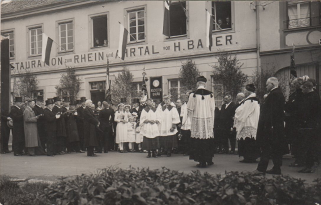 Jupp Schuld, Feier mit Pfarrer und Gesangsverein vor Restauration zum Rhein und Ahrtal H. Bauer
