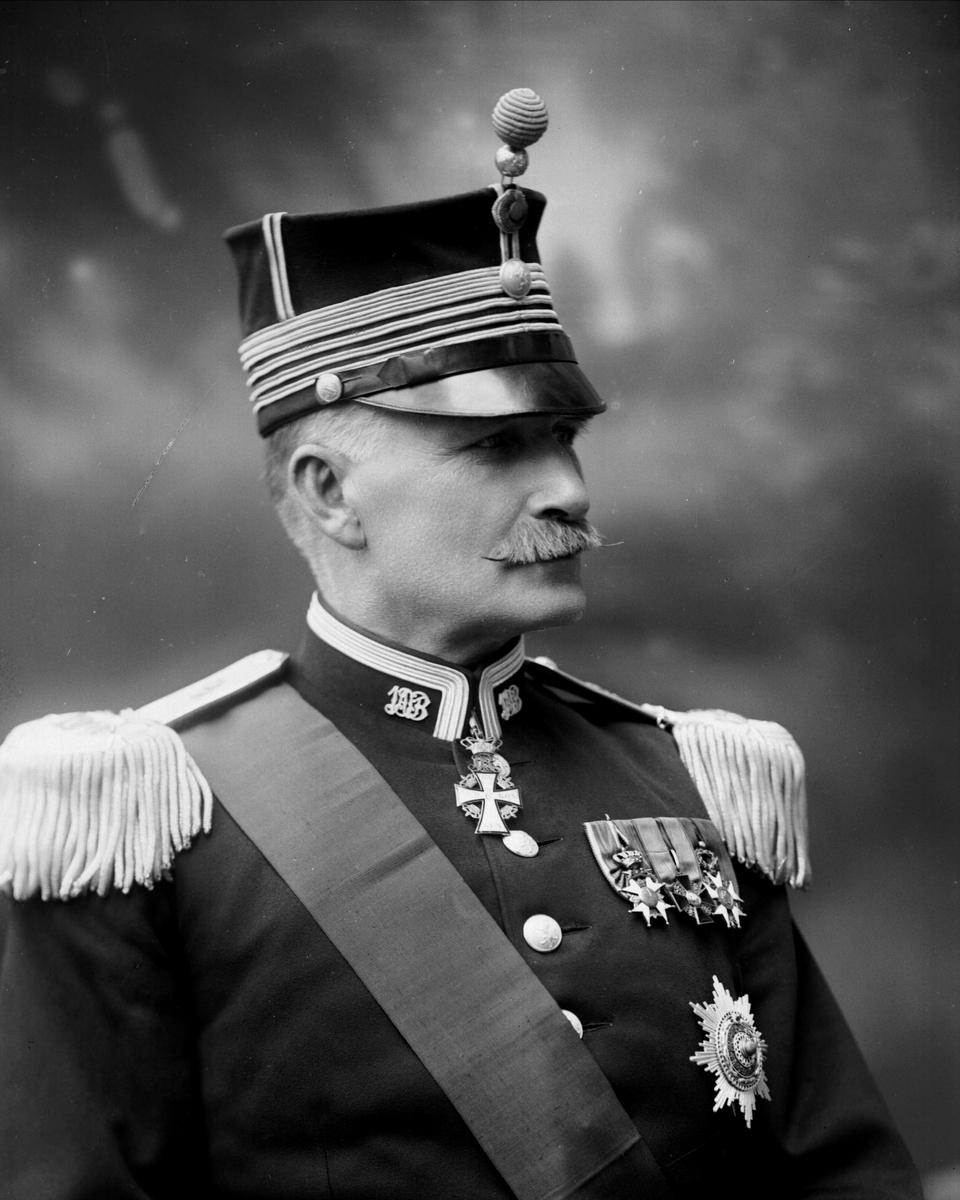 Gustav Borgen, Portrett, Johan Lauritz Bull i uniform.
