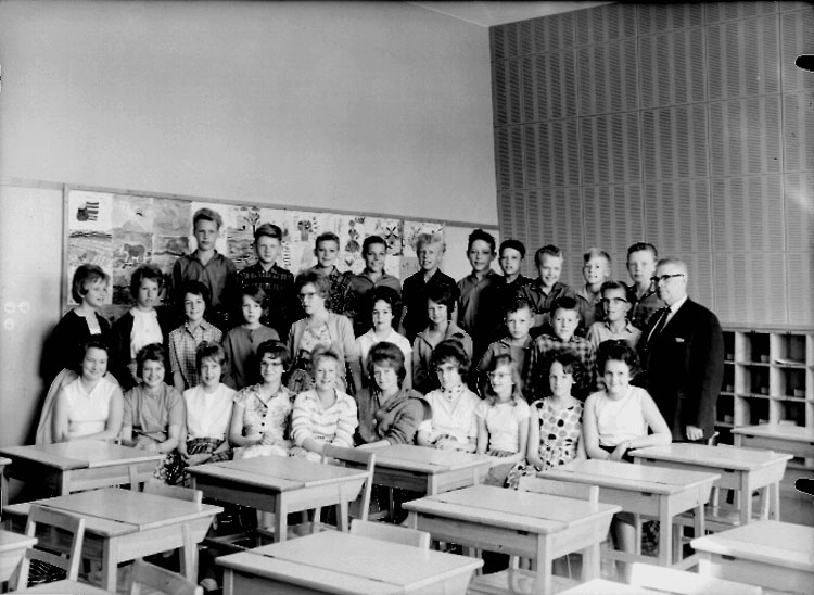 Sven Lindskog, Classroom interior, 30 schoolchildren with teachers.