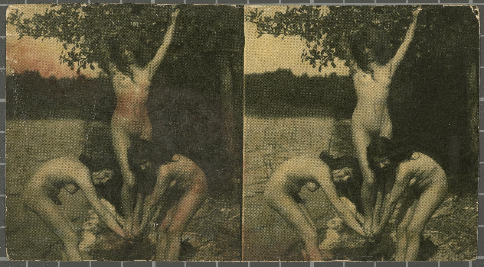 Desconegut, [two naked girls holding another]