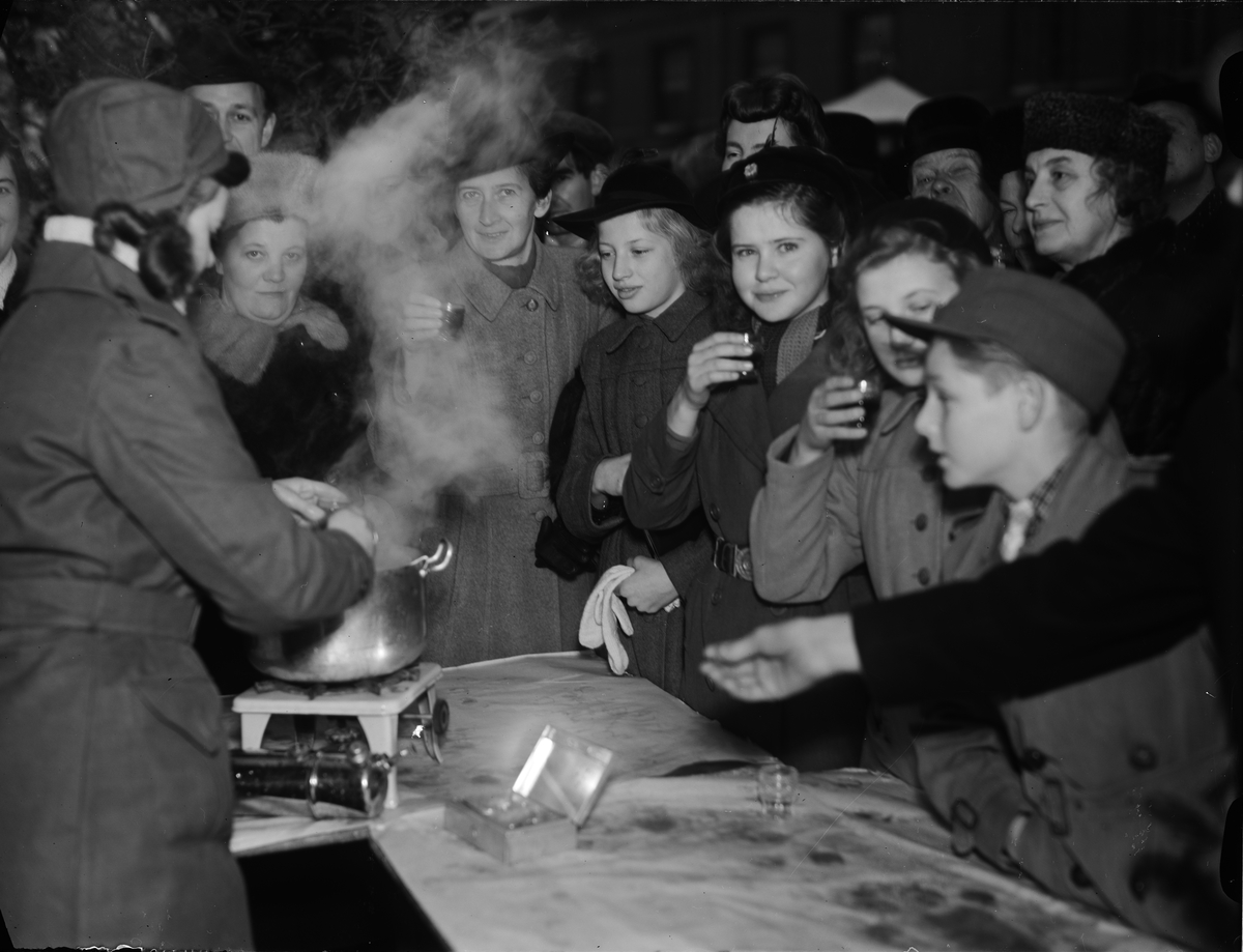 Paul Sandberg, Lotta ur Uppsala lottakår serverar glögg på Lottornas Julmarknad på Fyristorg