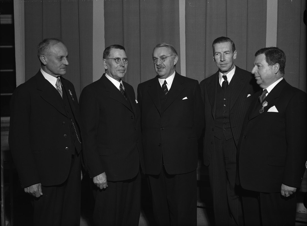 Paul Sandberg, Grupporträtt - i mitten landshövding Hilding Kjellman, Uppsala, sannolikt 1940-tal