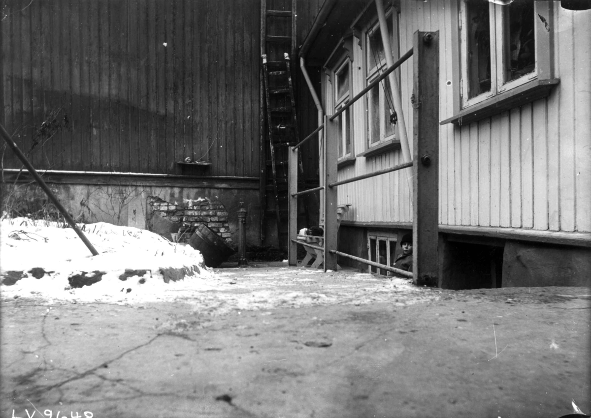 Nanna Broch, Gårdsplass foran bolighus, trebygning, Oslo. Fra boliginspektør Nanna Brochs boligundersøkelser i Oslo 1920-årene.