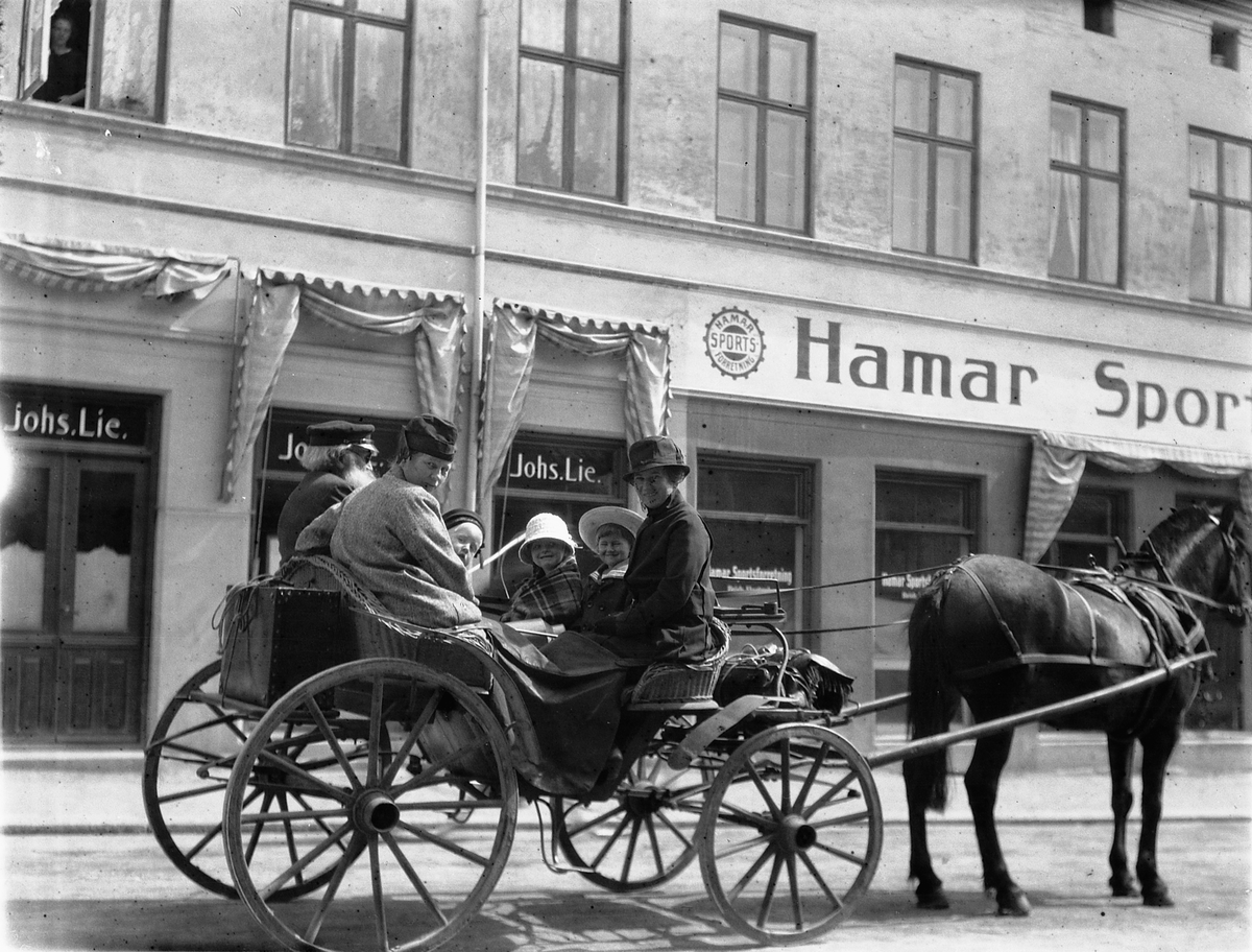 Ragnvald Andersen, HEST OG KJERRE I TORGGATA, HAMAR, HESTEKJØRETØY.
