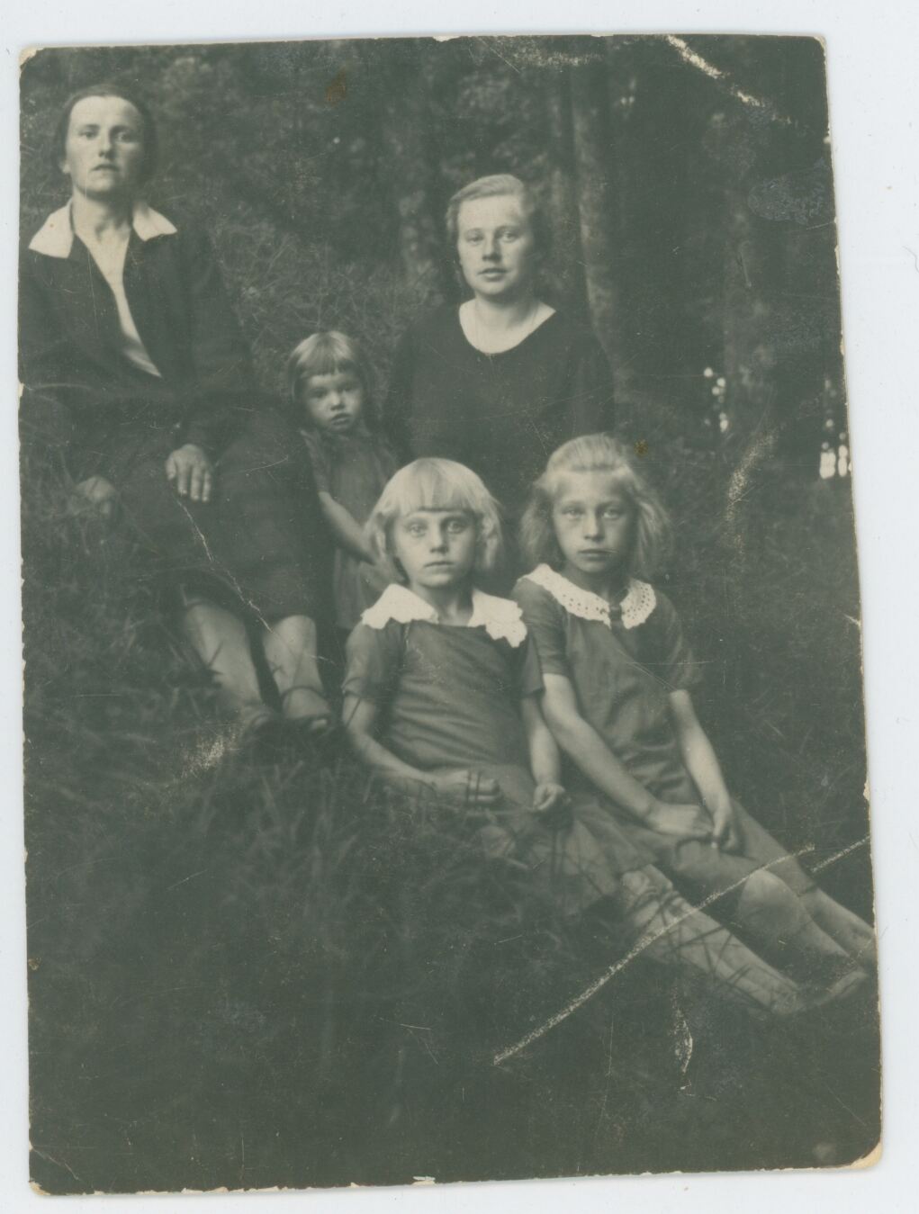Nežinomas fotografas, Stasė Buivydienė su dukromis