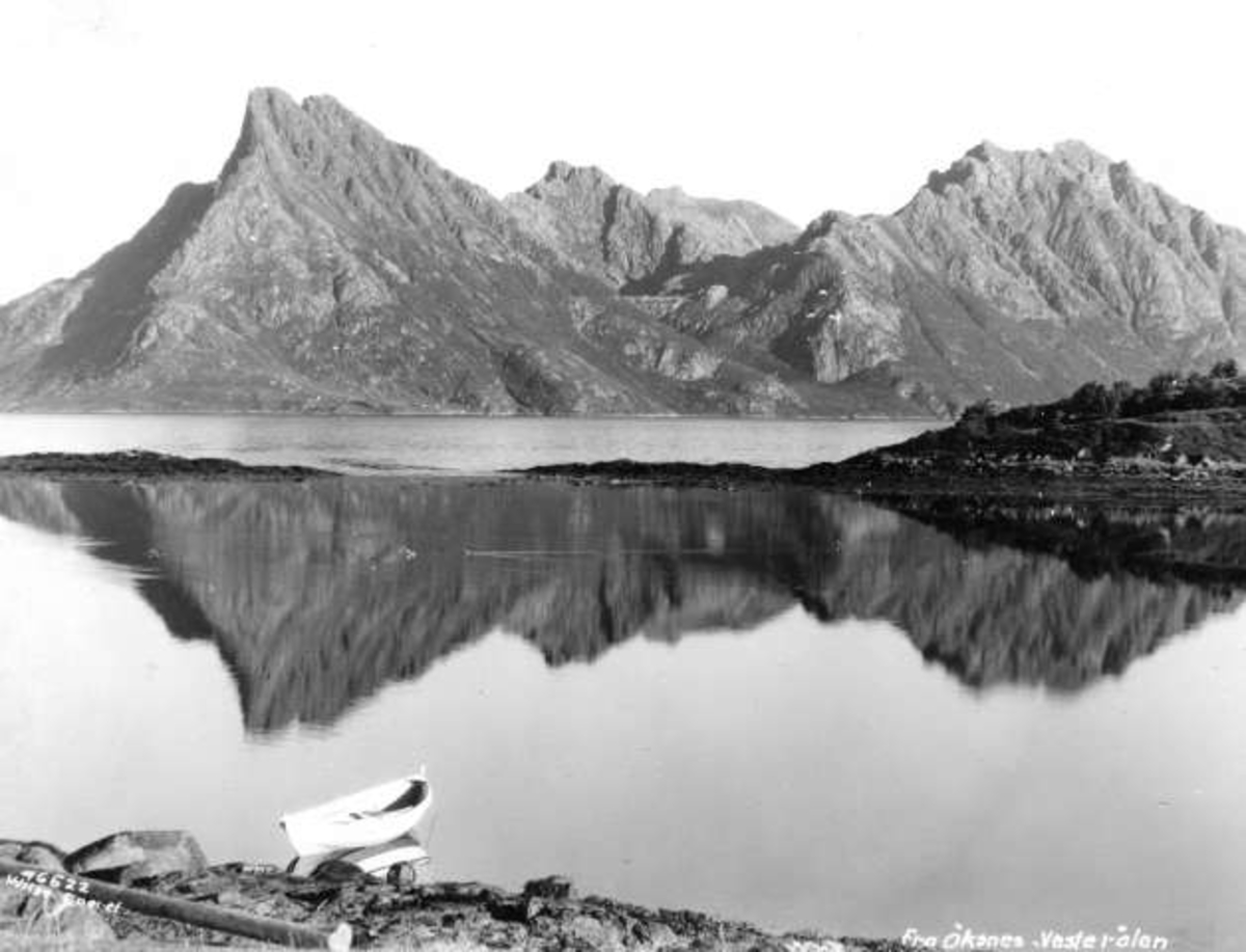 Anders Beer Wilse, Fjellandskap med sjø og båt ved Øksnes i Vesterålen