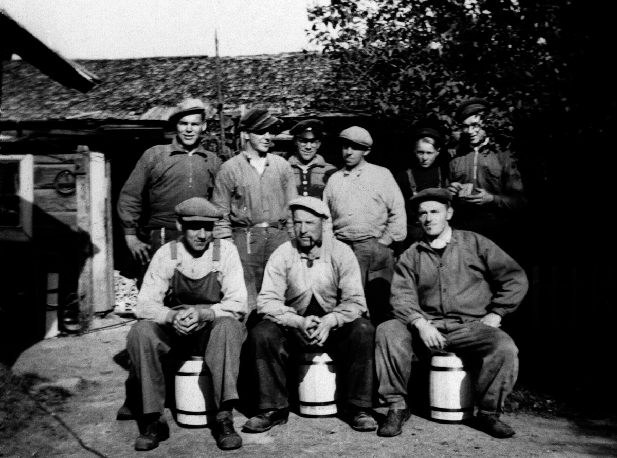 Anno Domkirkeodden, Rønsveen i Nordbygda i Løten. Ansatte arbeidere ved åttingfabrikken i 1936. Sittende på åttinger Karl Solli, Ivar Lysaker og Kollbjørn Solli. Bakerst fra venstre: Malvin Alfei, Gunnar Alfei, Thorleif Mathiassen, Kåre Lilleøkseth, Ivar Norrøne og Sverre Nysted. Se artikkel i Lautin 2011, artikkel av…