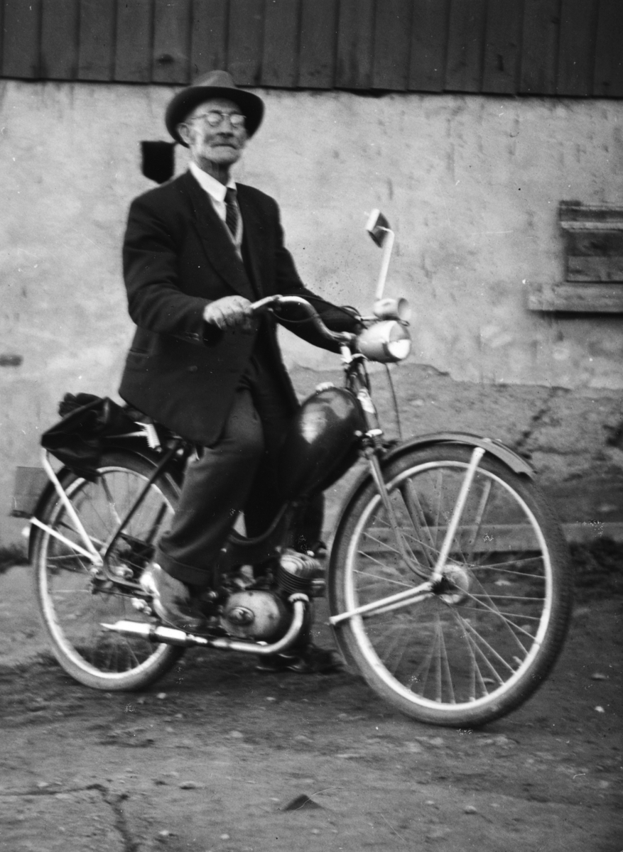 Ukjent, Per Henrik Dalstrøm. Han kjøpte seg knallert da han var 80 år gammel. Moped.