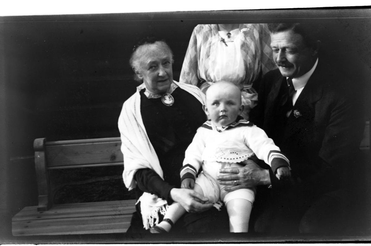 Rolf Sr. Sundt, Julius Sundt mellom sin oldemor Hilda Aubert og morfar Julius Thaulow Aubert, Villa Knyggen. Fotografert 1918-1919.