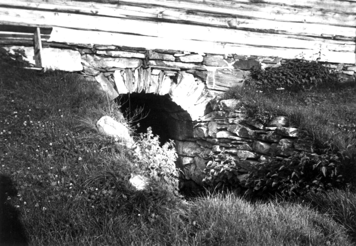 Anna Grostøl, Kjellerinngang bygd av stein. Rørosbygdene, Røros, Sør-Trøndelag 1938.