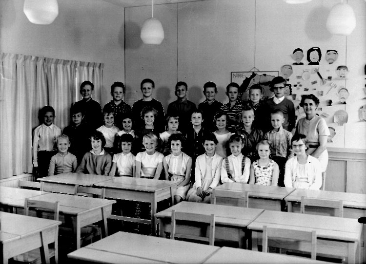 Sven Lindskog, Klassrumsinteriör, 27 skolbarn med lärarinna.