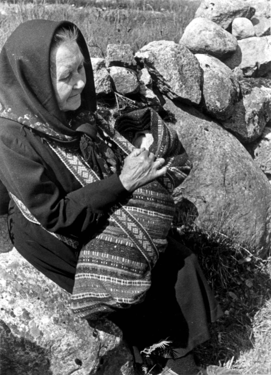 Anna Grostøl, Gurine Engedal bærer barn i linde til dåp, Fjotland, Kvinesdal 1941.