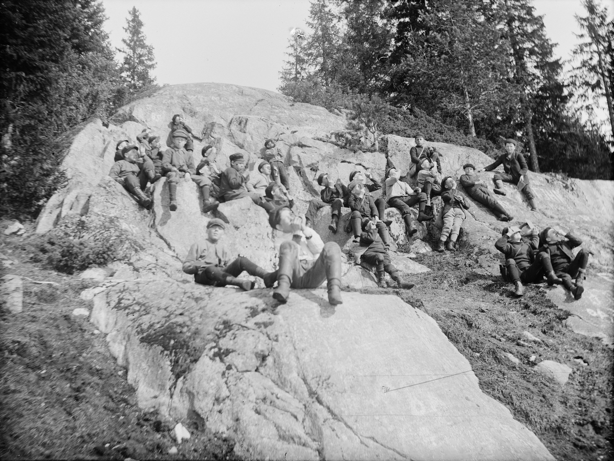 Josef Ärnström, Sannolikt skolklass som tittar på solförmörkelse