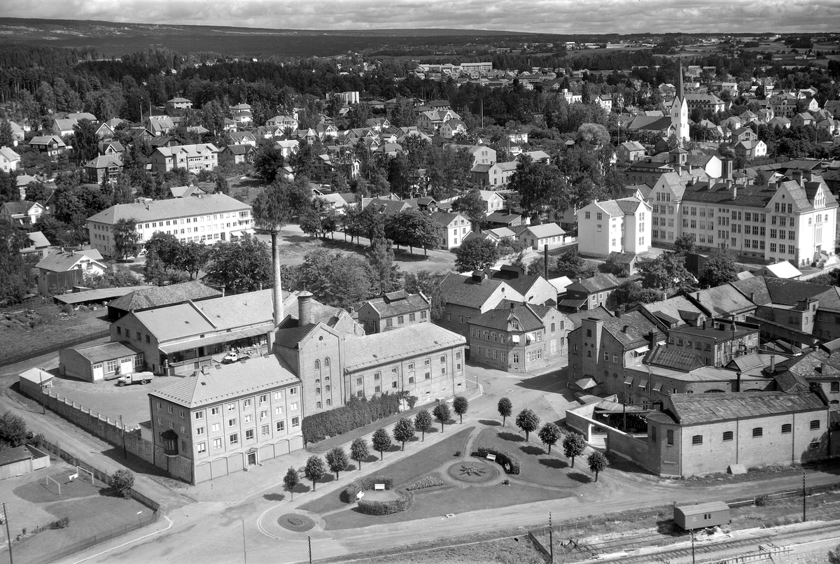 Widerøes Flyveselskap A/S, FLYFOTO HAMAR BRYGGERI, MELKEFABRIKKEN I FORGRUNNEN, VESTBYEN OG HAMAR KATEDRALSKOLE I BAKGRUNNEN