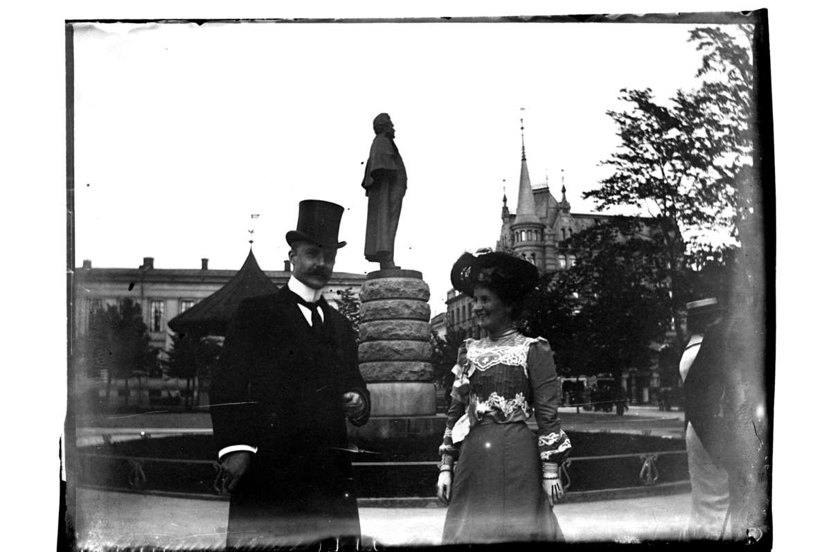 Rolf Sr. Sundt, Et stilig par, antagelig Mabel og Leif Sundt, fotografert foran statuen av Bjørnstjerne Bjørnson utenfor Nationaltheateret i Oslo. Fotografert 1903-1904.