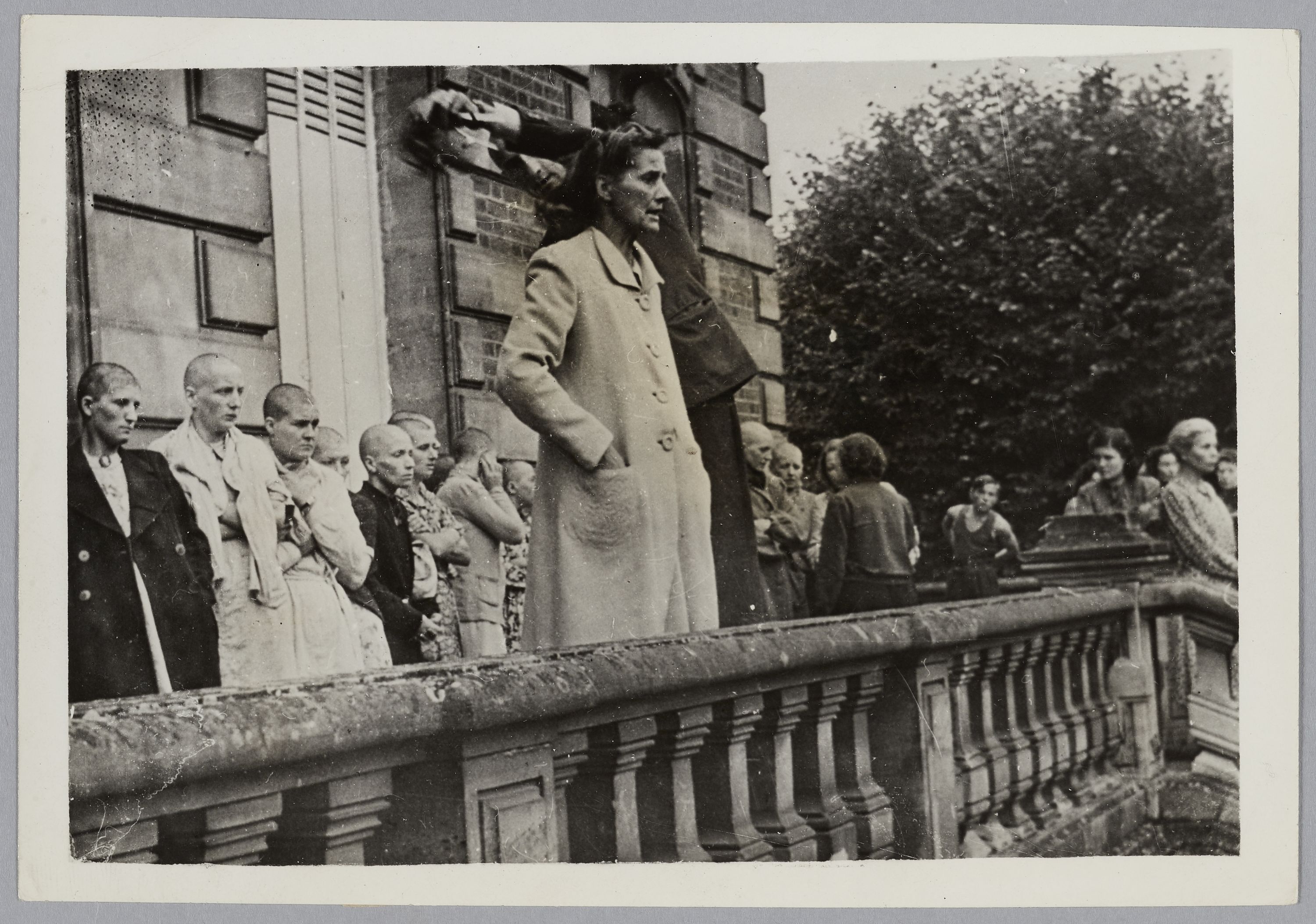 United States Army Signal Corps, Femmes accusées de collaboration tondues sur le perron du Château de la Pièce d'Eau