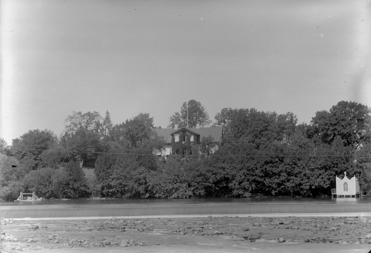 Gustaf Ferdinand Hallberg, Residential buildings and trees.