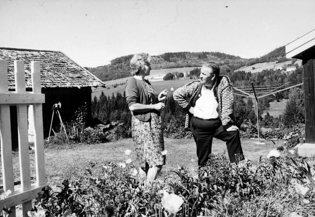 Anno Domkirkeodden, Alf Prøysen og ukjent dame i Prøysenstua, Ringsaker.