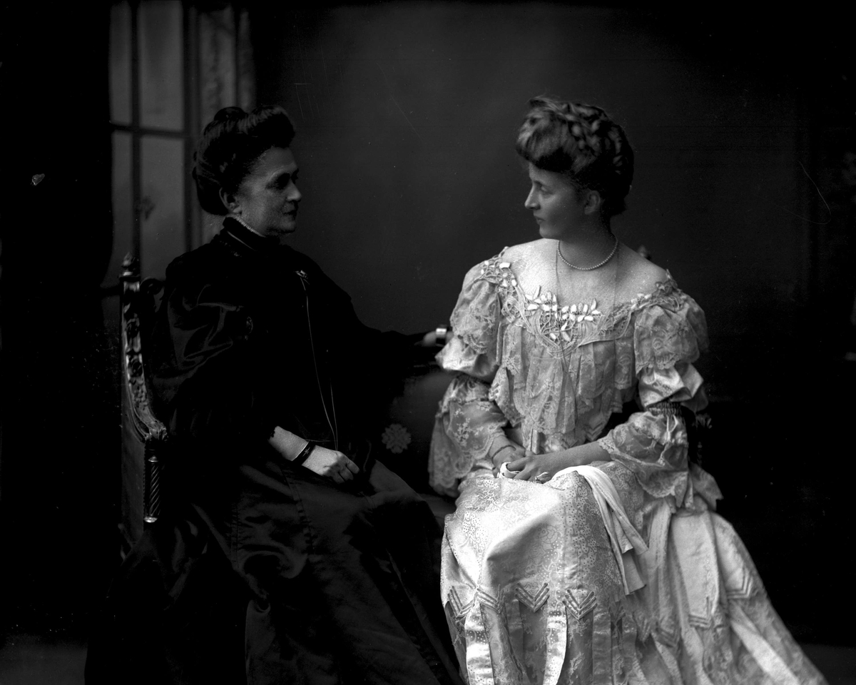 Gustav Borgen, Gruppeportrett, fru Martha Jensen Eckbo og datteren Gunnvor.