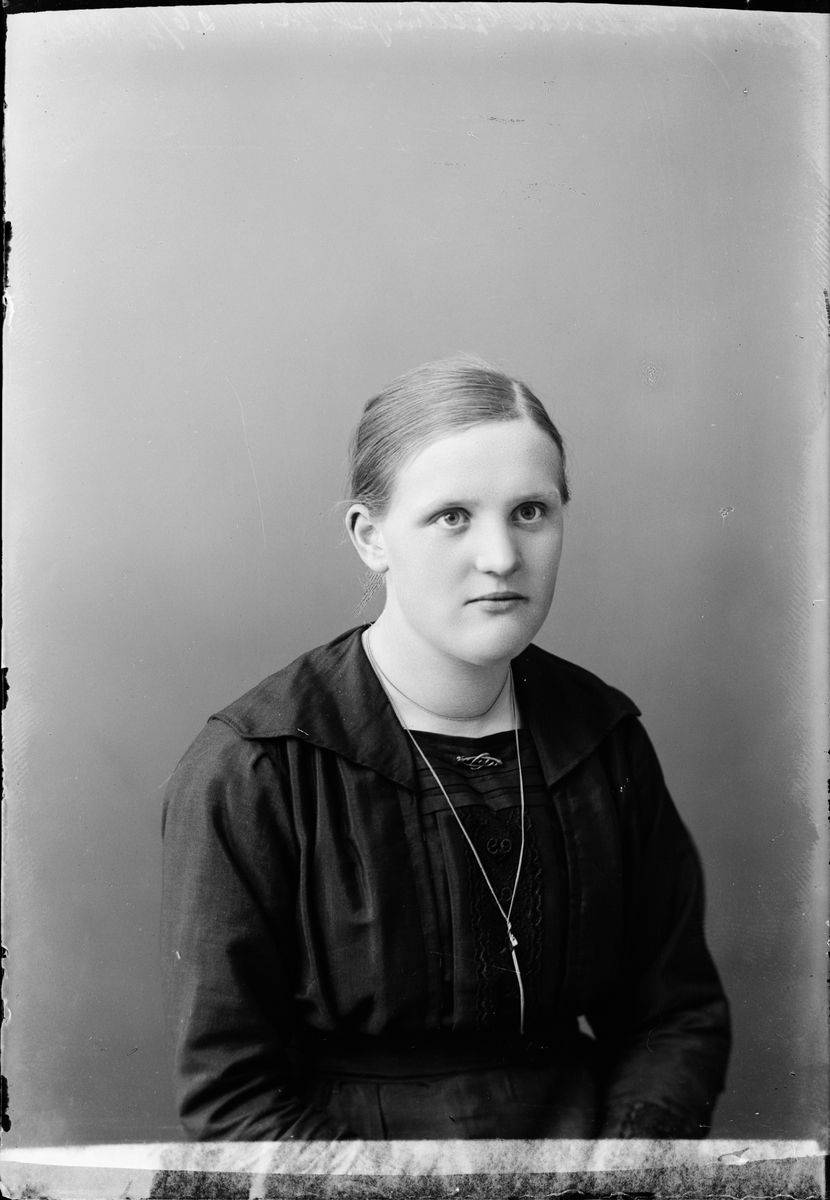 Skötsner-Edhlund, Ateljéporträtt - Hedvig Andersson från Gillinge, Östhammar, Uppland