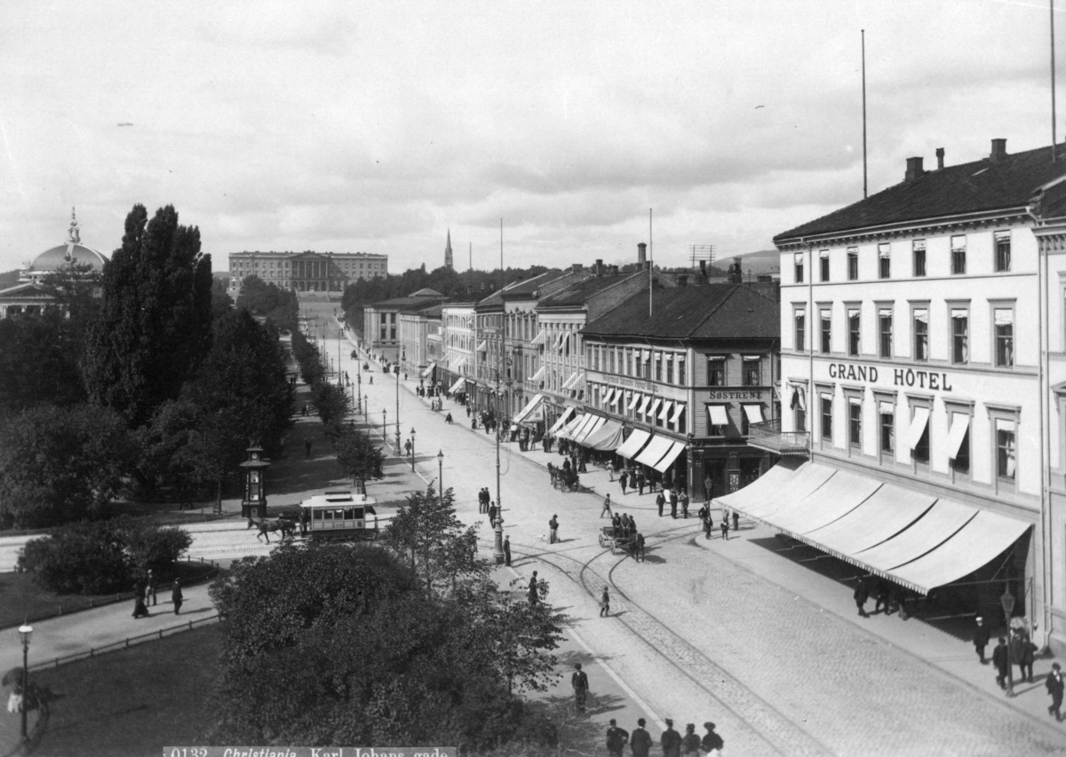 Axel Lindahl, Karl Johans gate, Oslo. Gata sett fra Stortinget mot Slottet.