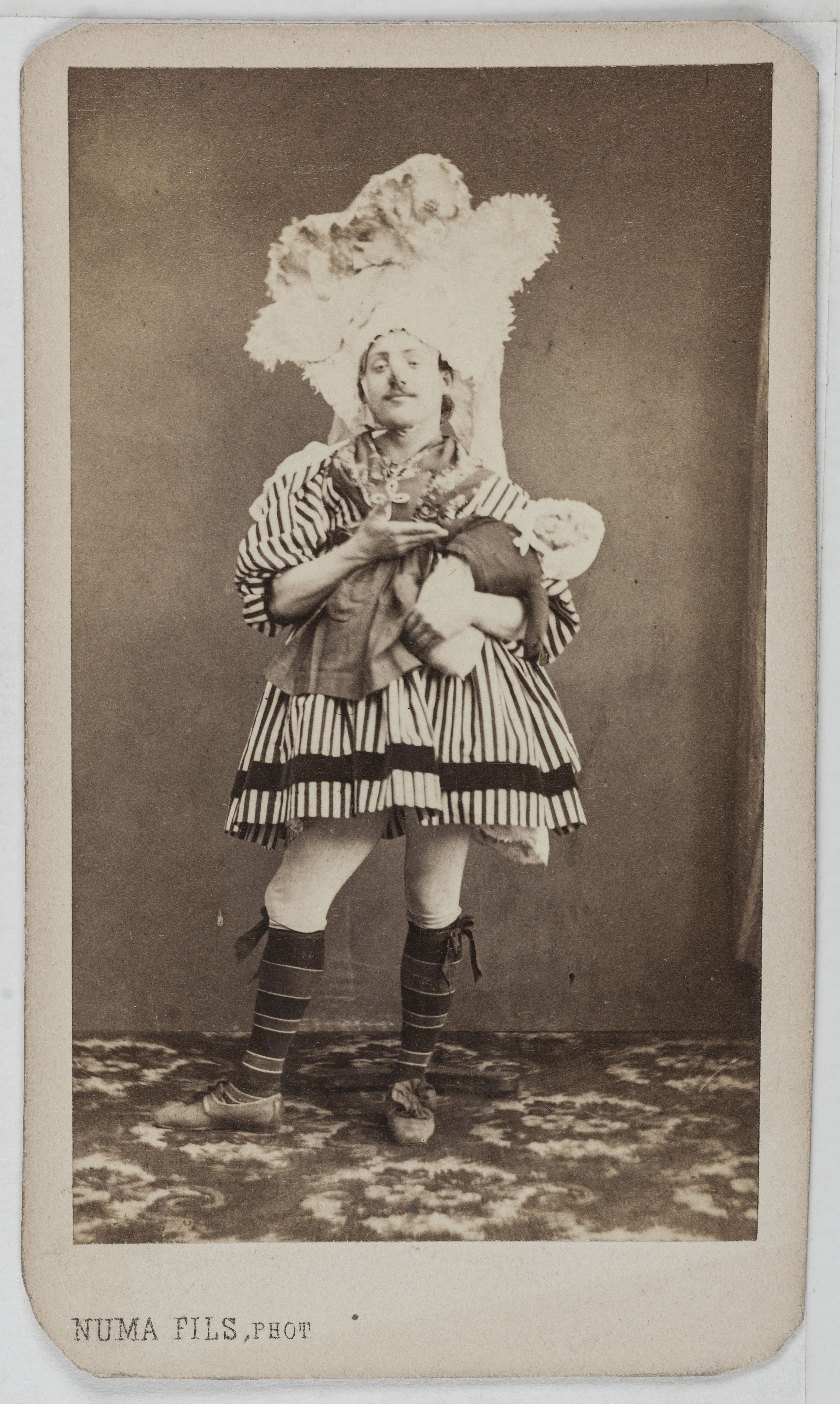 Numa Fils, Portrait de La Normande, danseuse.