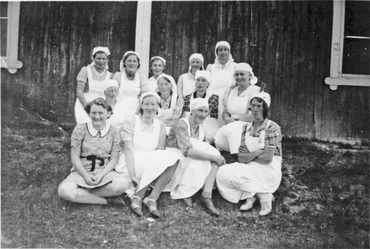 Rachel Haarseth, Gruppebilde, kvinner, klær, bygning.