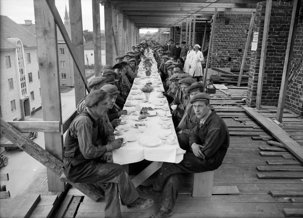 Paul Sandberg, Taklagskaffe med byggmästaren Anders Diös, kvarteret Ydal, Kvarngärdet, Uppsala maj 1934