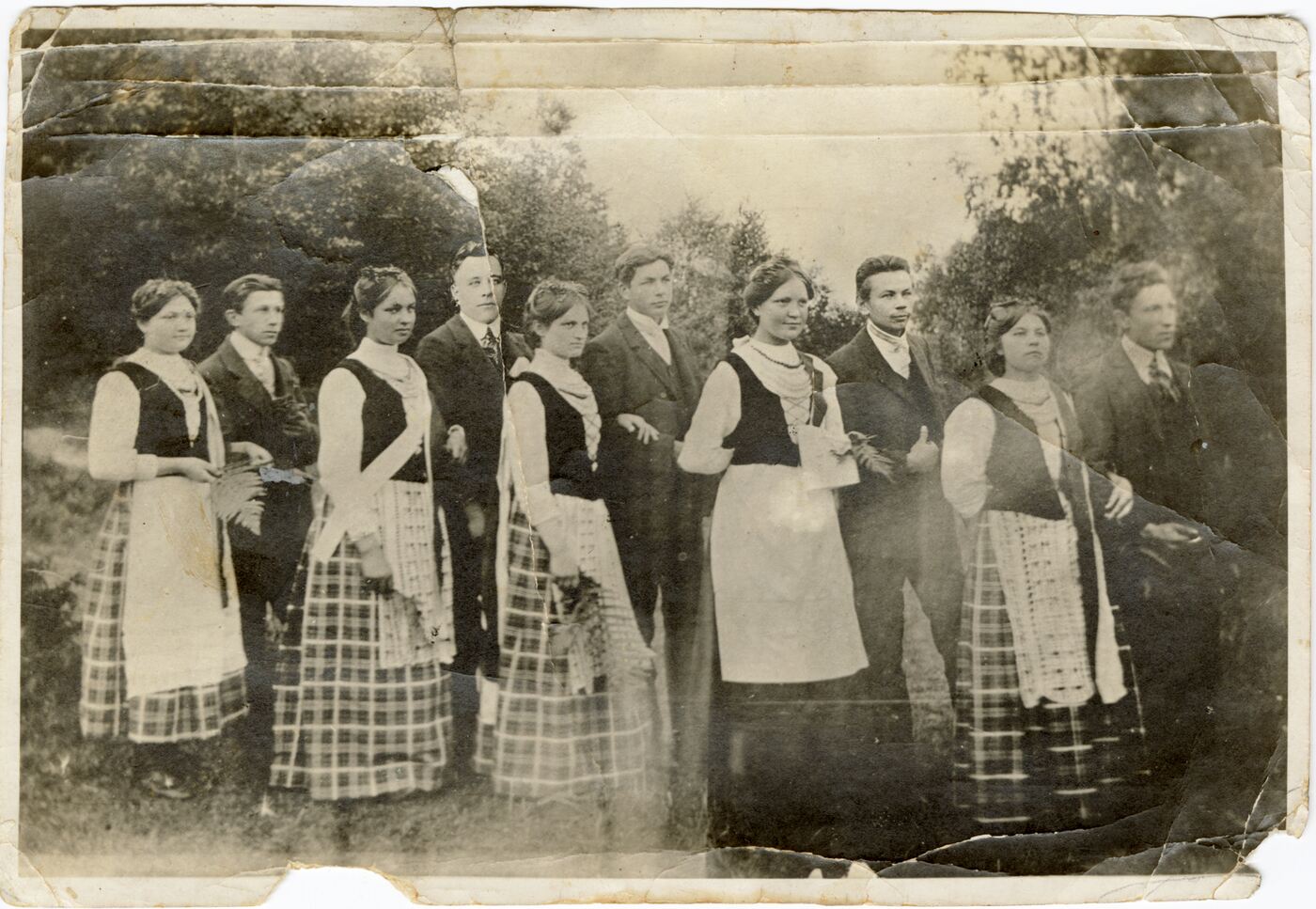 Unknown artist, Žemaičių Kalvarijos saviveiklinio būrelio nariai gegužinėje