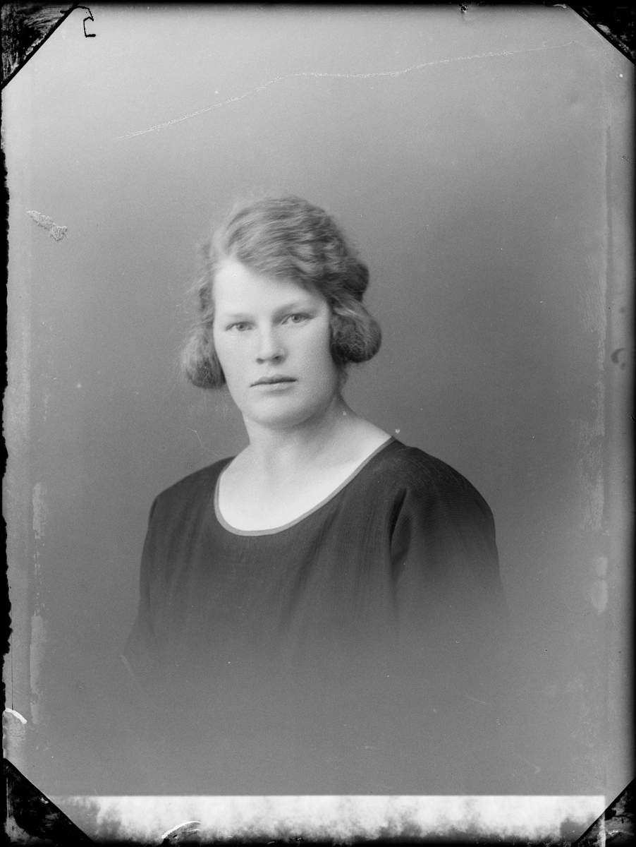 Skötsner-Edhlund, Ateljé Portrait - Märta Höglund, Östhammar, Uppland