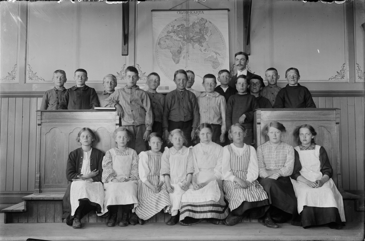 Josef Ärnström, Josef Ärnström med klass IV, Berge skola, Berge, Timrå socken, Medelpad 1912