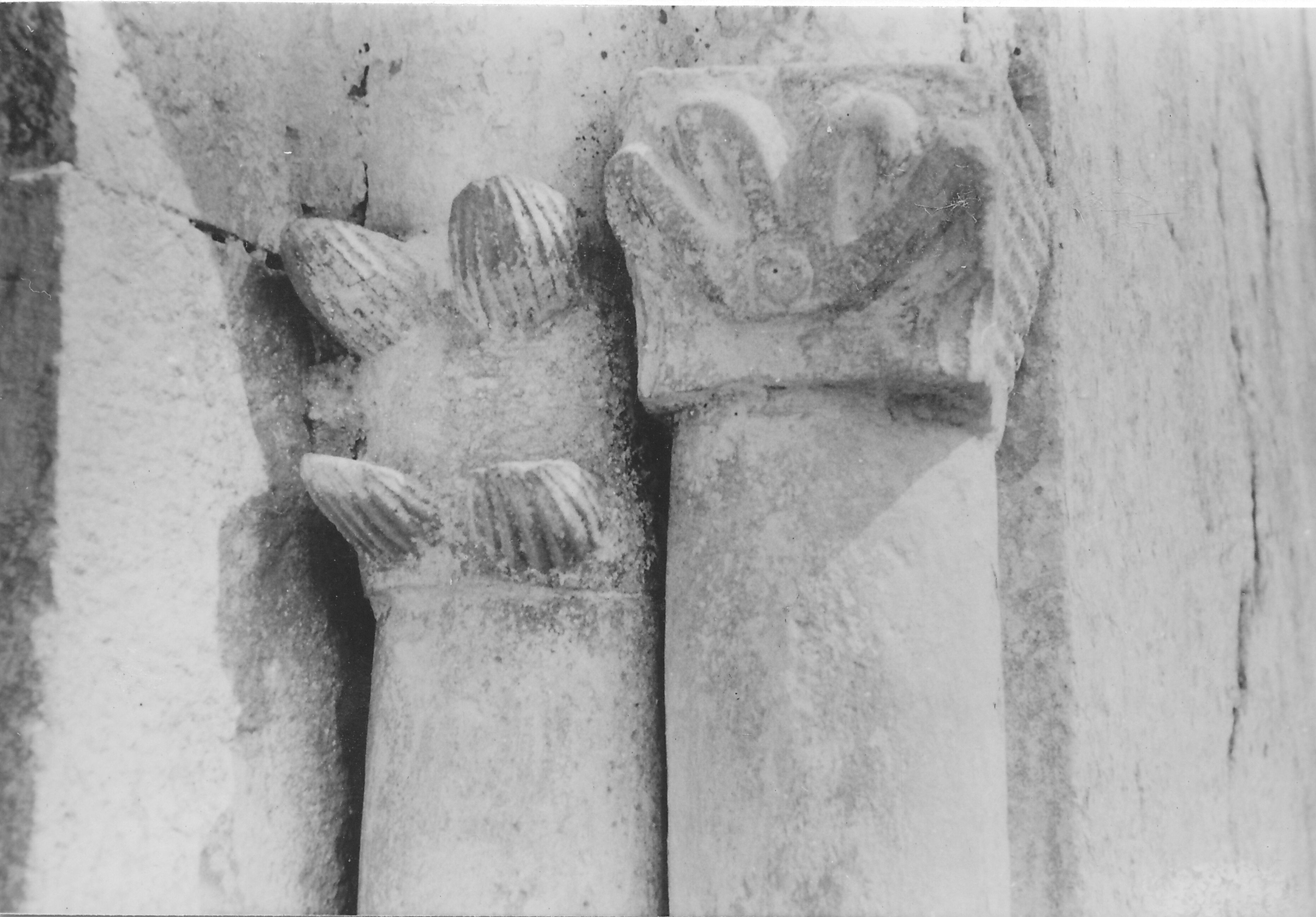 Branko Fučić, Jesenovik (Latkovići, Kršan), crkva sv. Kvirina, detalj vanjštine: rustični, romanički kapiteli portala