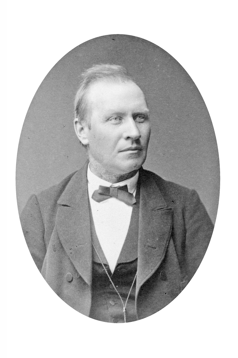 Anno Domkirkeodden, PORTRETT HALVARD NORDERHAUG, ORDFØRER. STORTINGSMANN. EIER: OLE KRISTEN SOLBERG, 2340 LØTEN. FOTOGRAF FREDRIK KLEM, UNIVERSITETSGADE 6, CHRISTIANIA