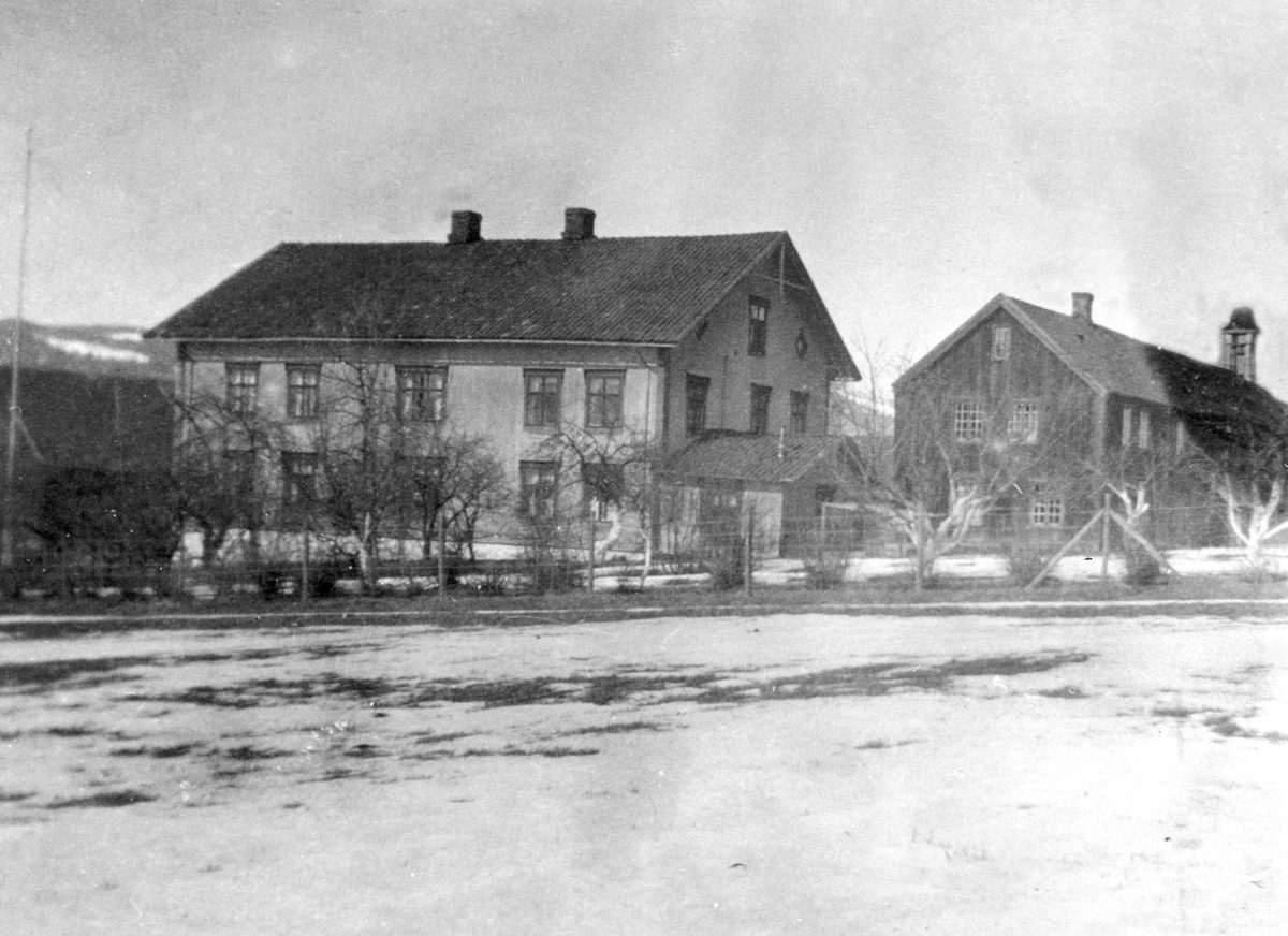 Anno Domkirkeodden, Eksteriør, hovedbygning og sidebygning på Heggenhaugen gård, Ringsaker.