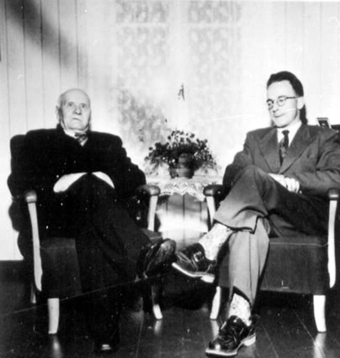Anno Domkirkeodden, GRUPPE: 2, FRA VENSTRE: BENT JOHANSEN, 70 ÅR, PREST SANNERUD, JACOB, INTERIØR: STUE, LENESTOLER