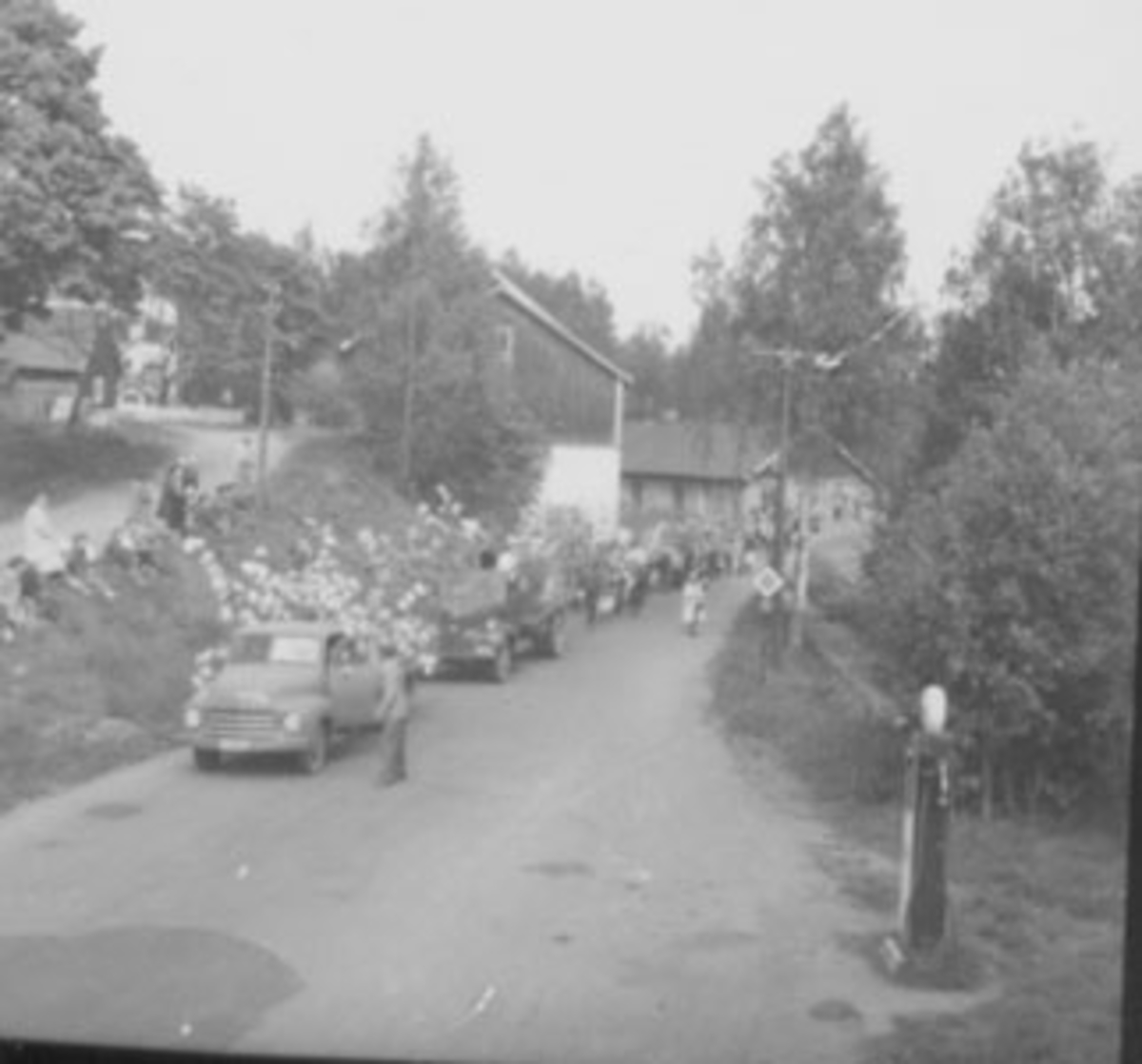 Anno Domkirkeodden, WERGELANDSDAGEN, OPPTOG, MANGE BARN, TANGEN. Fremst en Opel Blitz 1952-60, til høyre en bensinpumpe.