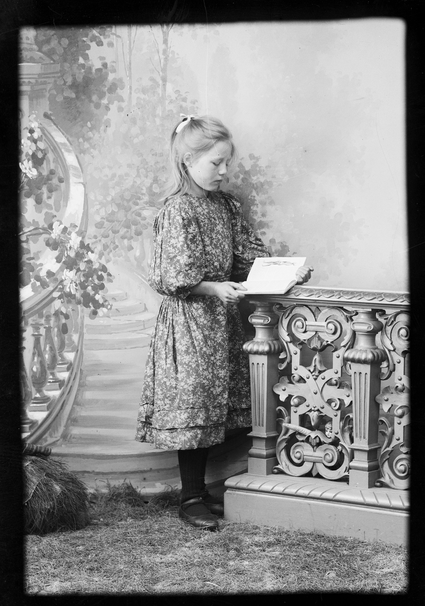 Skötsner-Edhlund, Ateljéporträtt - Ruth Skötsner läser i en bok, Östhammar, Uppland
