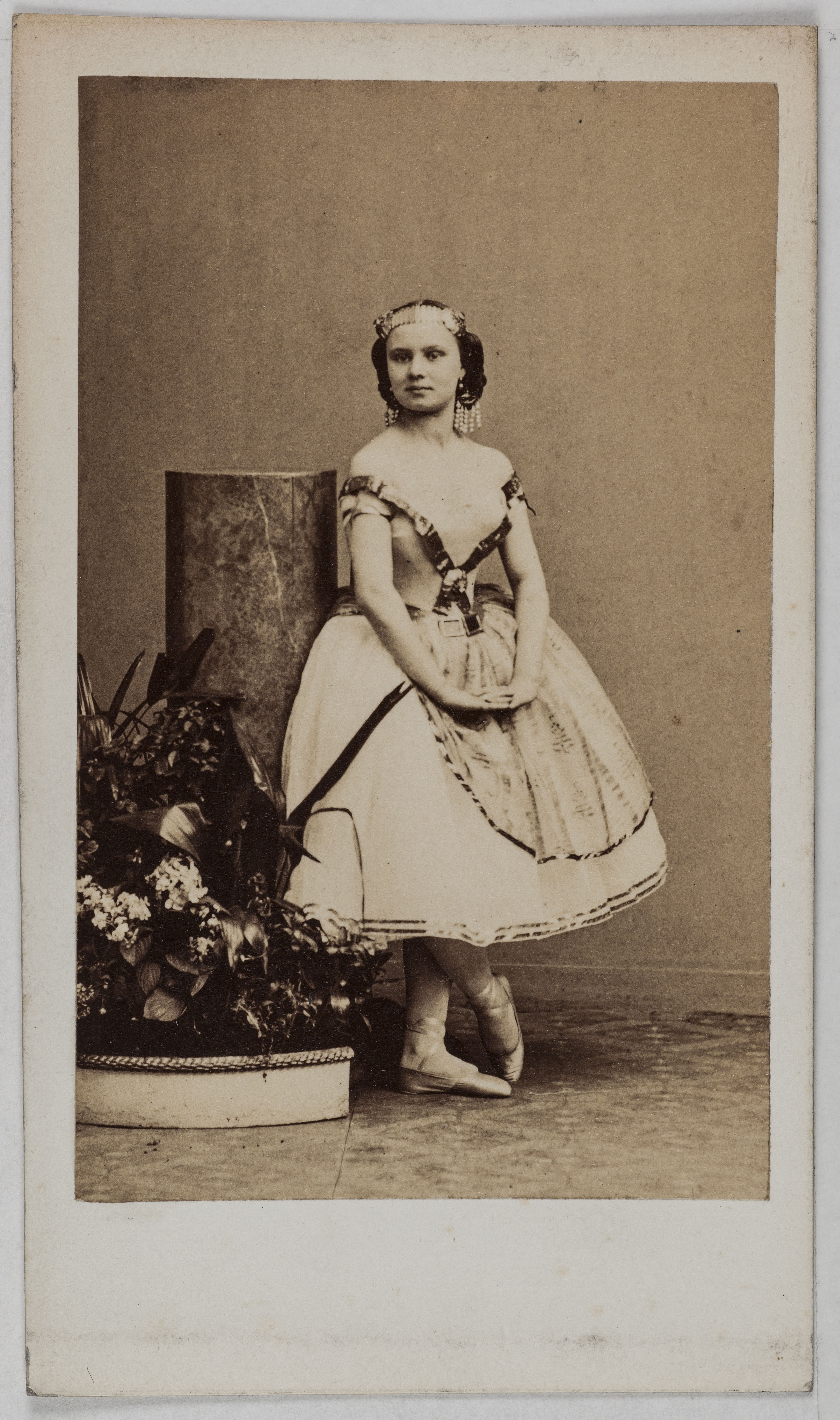 Disderi & Cie, Portrait de Jousse (danseuse à l'Opéra)