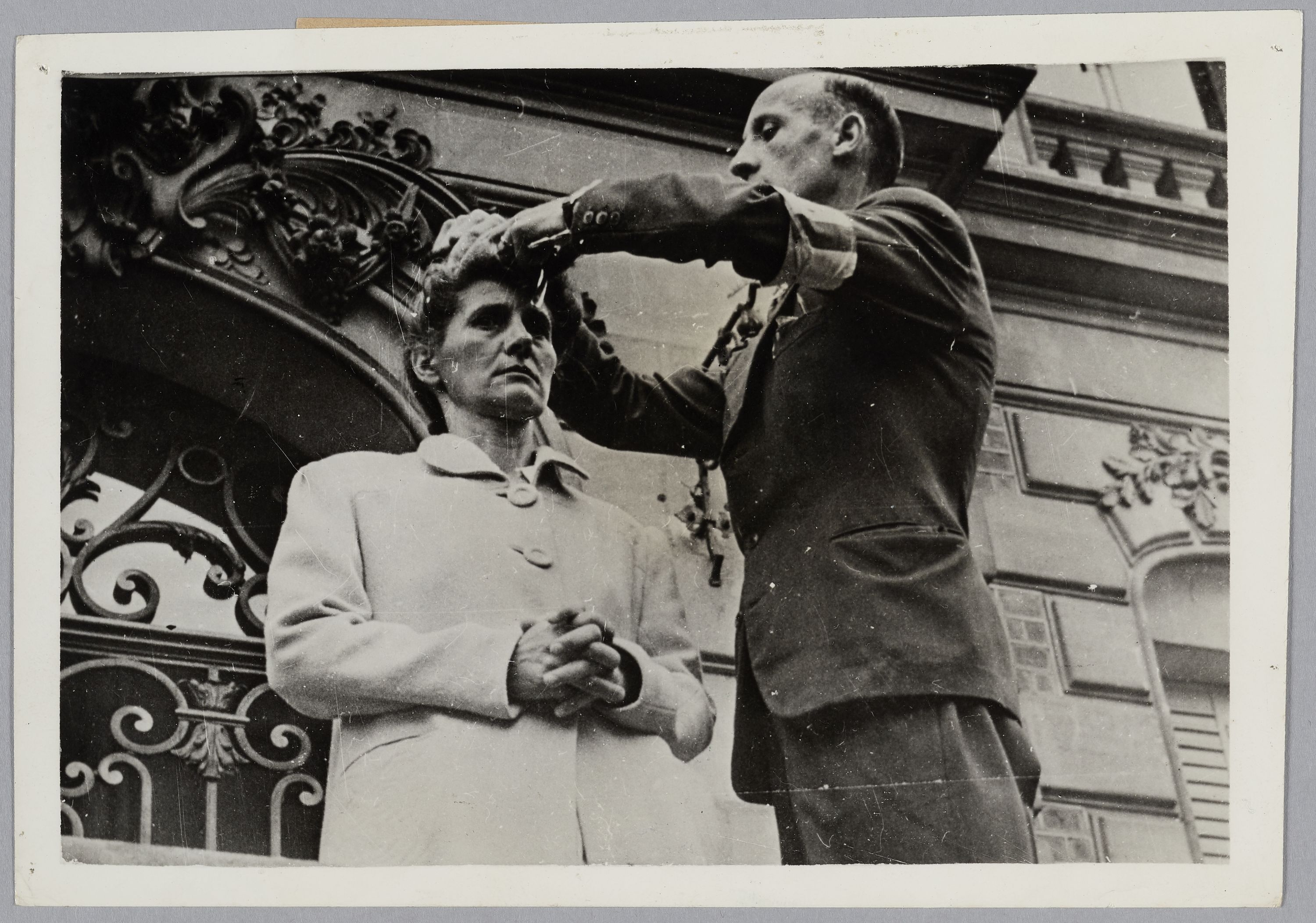 United States Army Signal Corps, Femme accusée de collaboration tondue par un résistant sur le perron du Château de la Pièce d'Eau