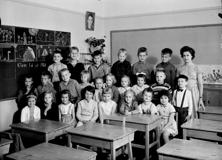 Sven Lindskog, Klassrumsinteriör, 24 skolbarn med lärarinna. Klass 1å.